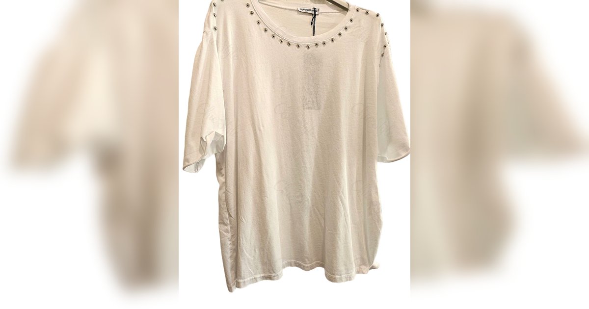 Weißes Shirt mit Nieten – Chic in Style